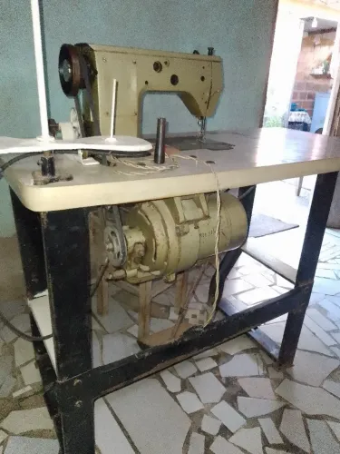 Vende-se máquina industrial em ótimo estado de conservação costura e borda ,e da minha mae