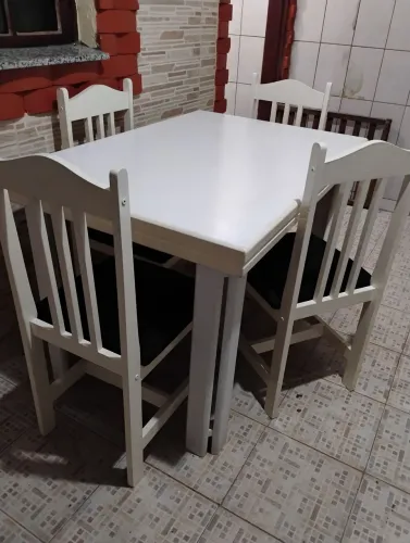 Mesa com quatro cadeiras
