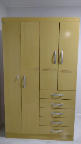Guarda-roupa com 4 portas e 5 gavetas