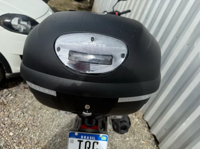 Baú moto GIVI e suporte