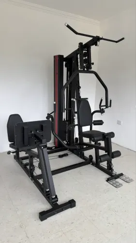 Estação de musculação profissional de academia