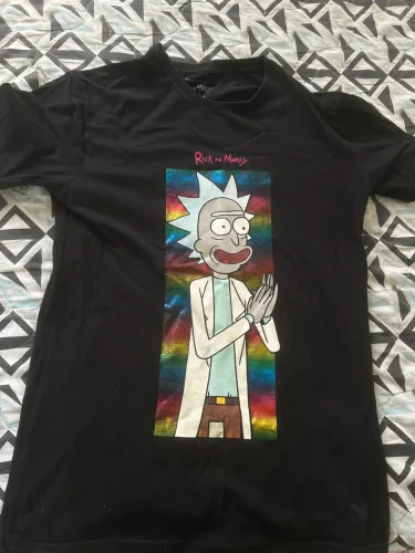 Blusa preta com desenho no meio colorido Rick and morty