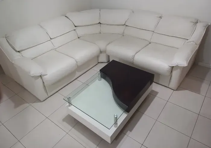 Sofá de canto em courino branco, com 5 lugares