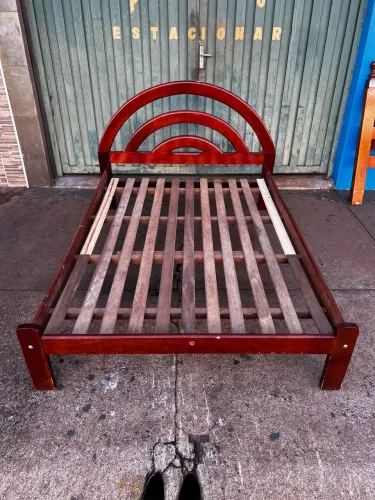 Cama de casal de madeira maciça