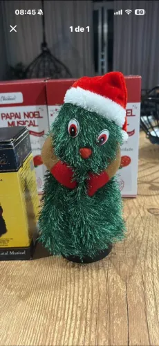 Árvore de Natal roda e toca música