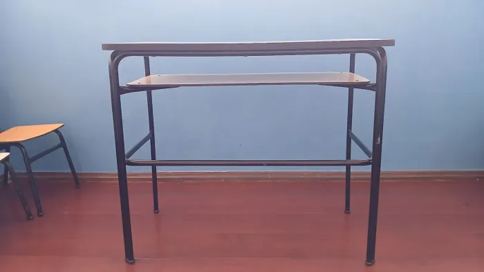 Jogo de mesa retangular para prof com porta livro e cadeira
