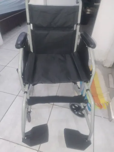 Cadeira de rodas semi nova