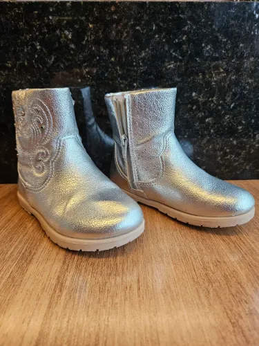 Bota infantil, Pampili, prateada. Tamanho 25 BR 