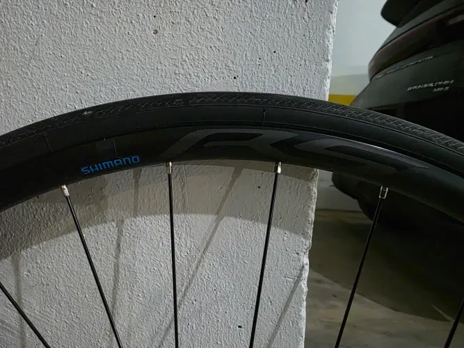 Par de rodas SHIMANO RS em alumínio para speed / road com pneus