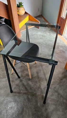 Mesa de escritório com tampo de vidro