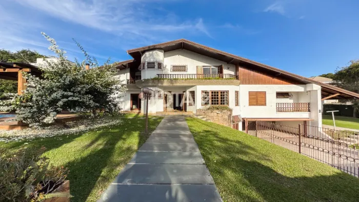 CASA COM 4 SUÍTES, PISCINA, SAUNA E 1575,00 M2 DE JARDIM! Casa com 4 suítes, piscina e 150