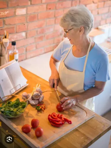 COZINHEIRA CASA DE FAMÍLIA