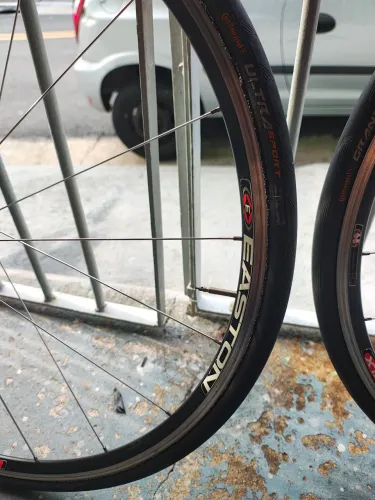 Rodas aro 700 Easton EA90SLX completa com cassete e pneus continental ultra sport
