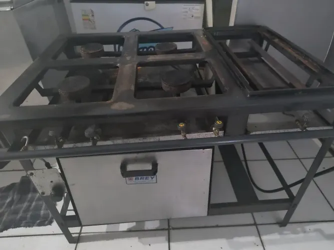 Fogão de 4 bocas com forno e chapa