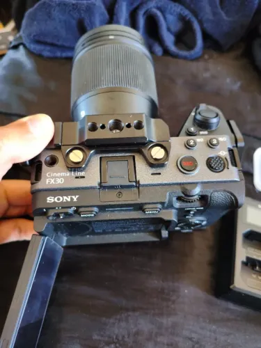 Sony FX30 + Sigma 16mm F1.4 + 2 Baterias e Cage + SD