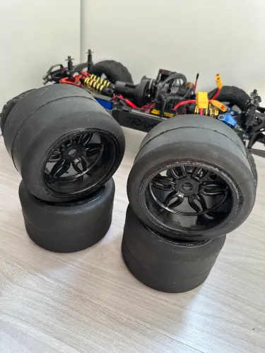 Jogo De Rodas E Pneus Slick 17mm P/ Monster 1/8 Savage Revo
