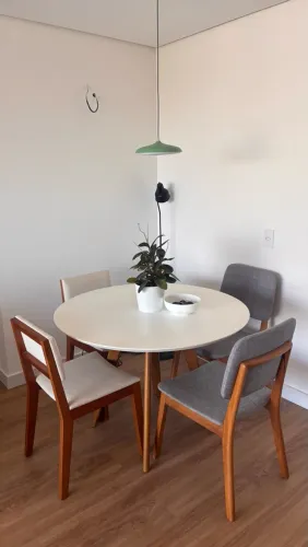 Conjunto Mesa Redonda Branca Diâmetro 108cm com 4 Cadeiras 