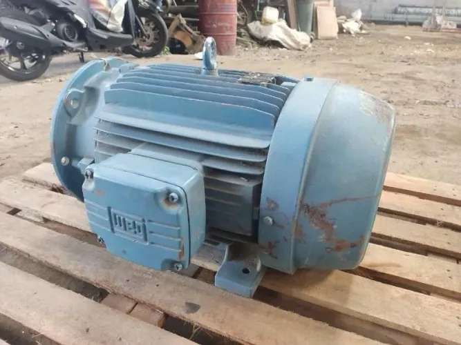 Motor elétrico trifásico WEG 12,5 cv usado