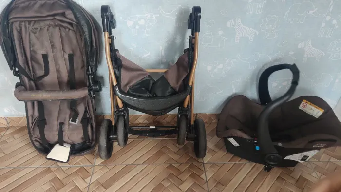 Carrinho de bebê Moisés completo com bebê conforto