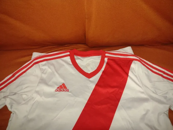 Camisa esportiva.