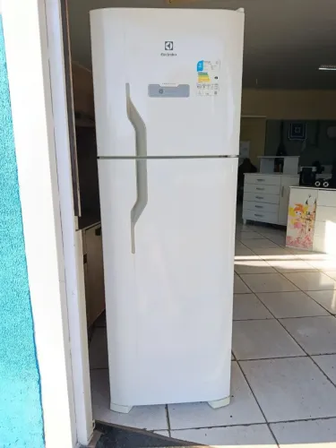 GELADEIRA FROSFREE SEMI NOVA 