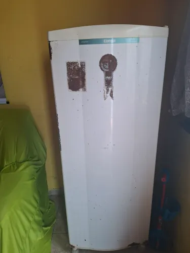 Estou vendendo uma geladeira da marca consul pequena Bom pra quem está começando uma vida