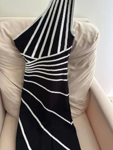 Vestido de tricot modal preto e branco de um ombro só 