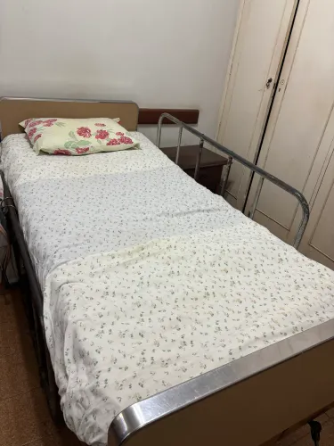 cama hospitalar + cadeira de banho
