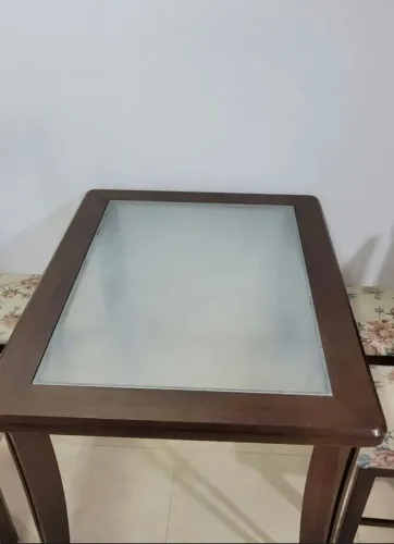 Mesa de madeira com tampo de vidro, 4 cadeiras
