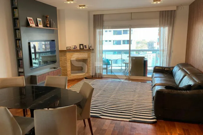 Apartamento em andar alto e excelente localização na Aclimação.