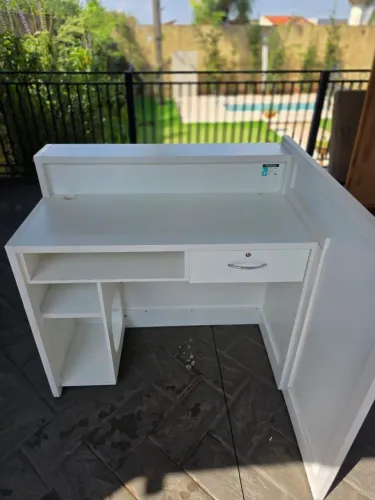 Vendo balcão caixa mdf na cor branca 1.20m