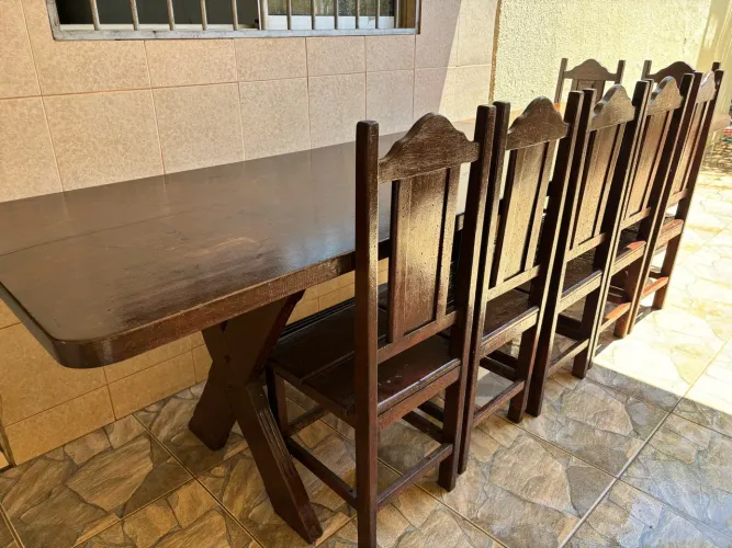 Mesa de madeira maciça com dez cadeiras