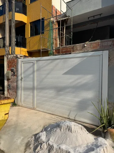 Portão basculante garagem com entrada de portão social