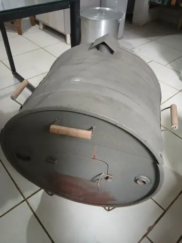 Vendo churrasqueira grande de alumínio 