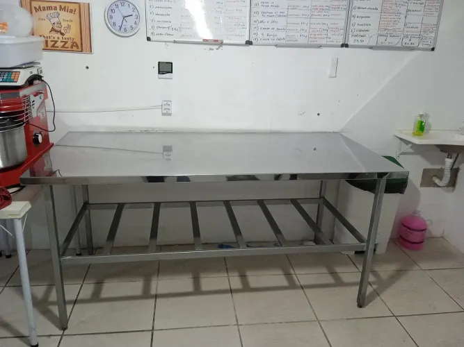 Mesa em aço inoxidável