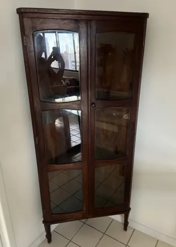 Cristaleira de Madeira com Portas de Vidro
