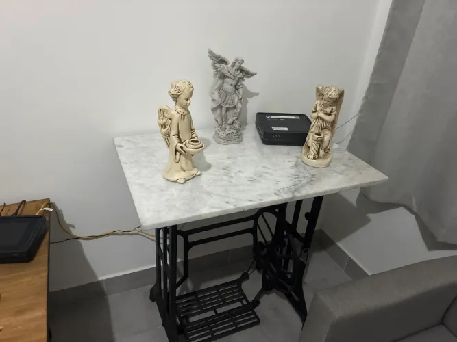 Mesa de canto com tampo de mármore 