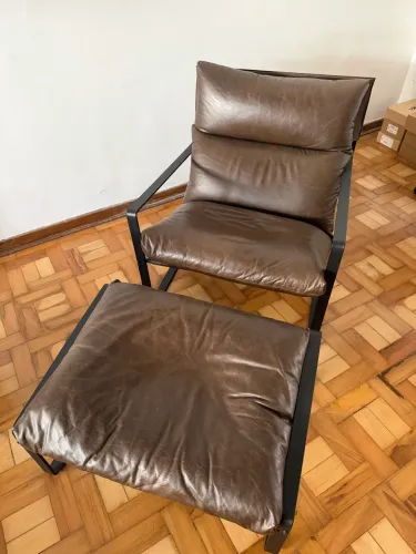 Poltrona e banqueta Estúdio Massimo em couro café