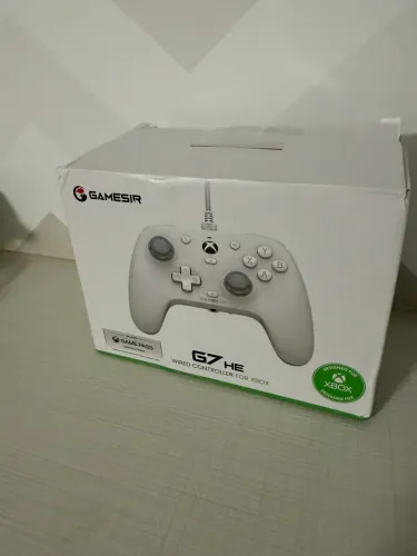 Controle com fio GameSir G7 HE para Xbox na cor branca.