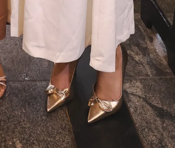 Scarpin Arezzo Dourado Salto 8,5 cm com Laço - Usado uma vez