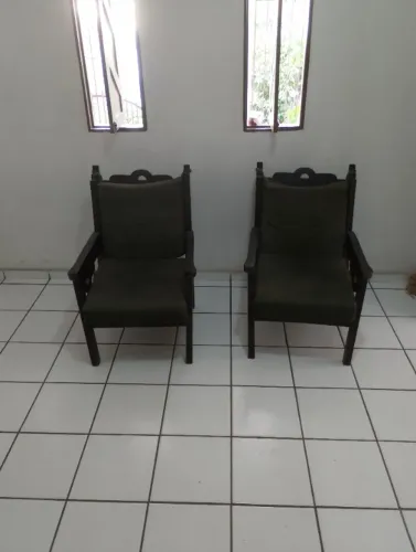 Cadeiras estofadas de sala estilo colonial