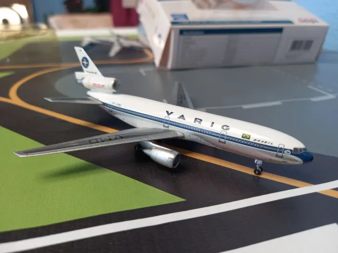 Vendo miniatura de aviao  varig DC 10 500 anos