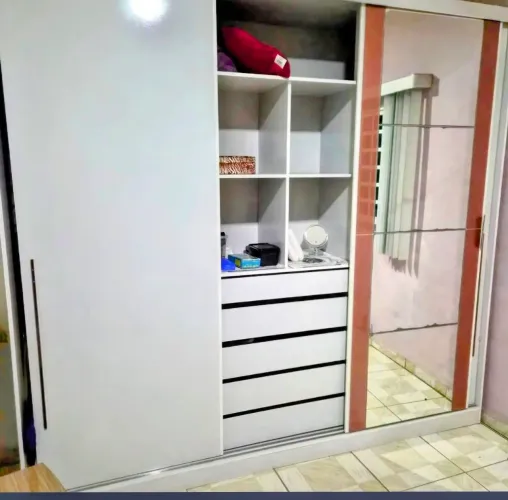 Guarda roupa com espelho R$ 750