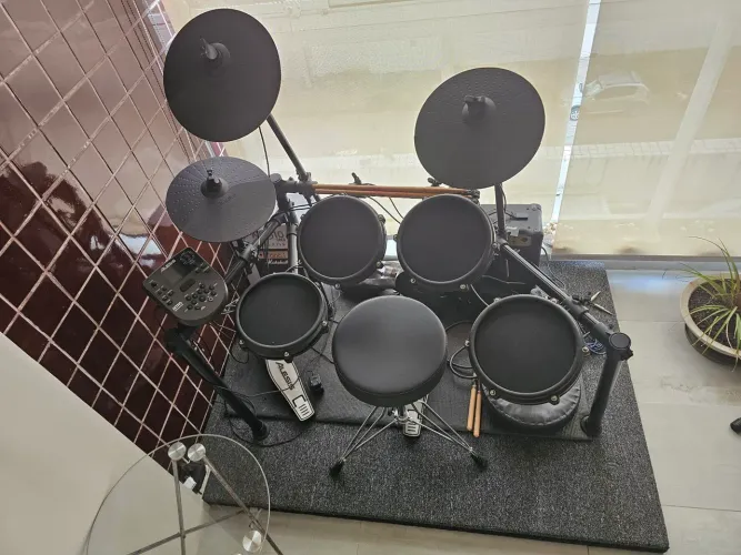 Bateria eletrônica Alesis Nitro Mesh + tablado de isolamento acústico para apartamento 