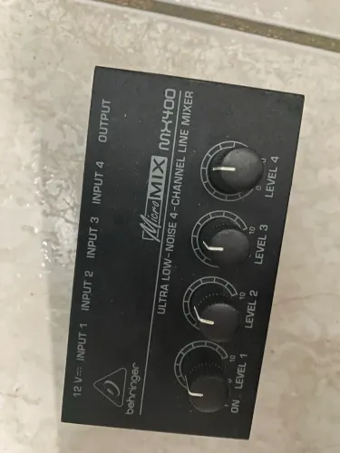 Mini mesa de som micro mixer da Behringer 
