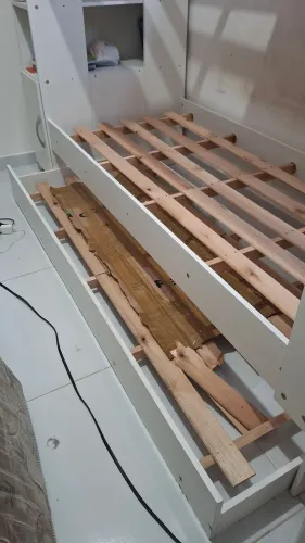 VENDO TRELICHE E VEM ACOMPANHADO DE DUAS CAMAS DE SOLTEIRO