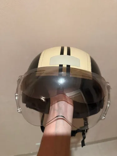 Capacete Kraft Modelo Vintage Cor Preta e Bege com Viseira Fumê
