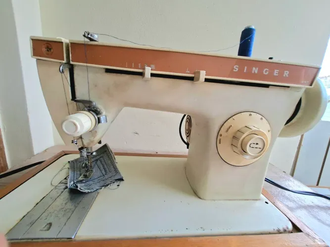 Maquina de costura Singer zig Zag original com motor revisado em perfeita condição.