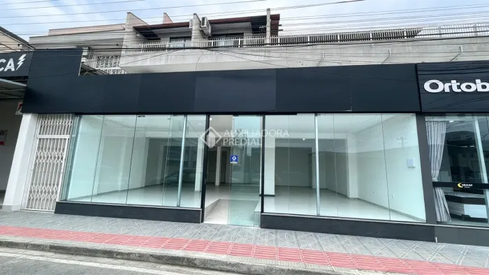 Loja em barreiros, 105m² com banheiro