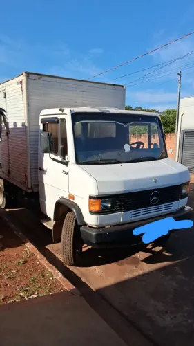 Caminhão Baú MB709